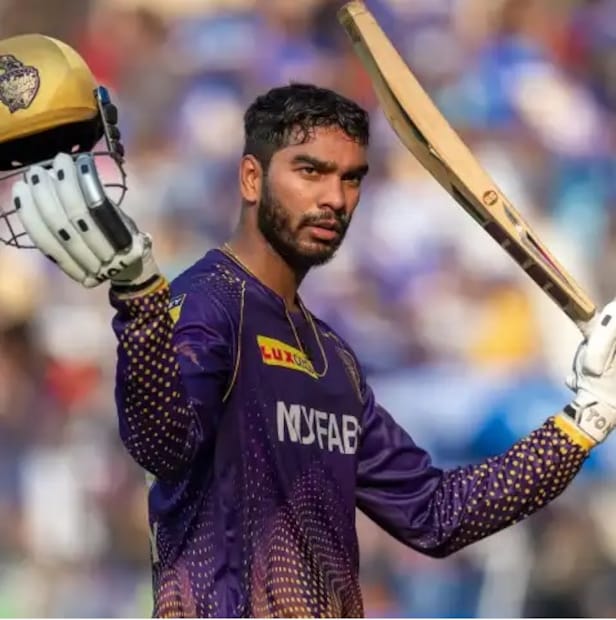 आयपीएलमध्ये केकेआरकडून खेळताना व्यंकटेश अय्यरने 2023 मध्ये वानखेडे स्टेडियमवर शतक झळकावले होते. यासोबत आयपीएलमध्ये 36 सामन्यांमध्ये त्याने 956 धावा केल्या आहेत.