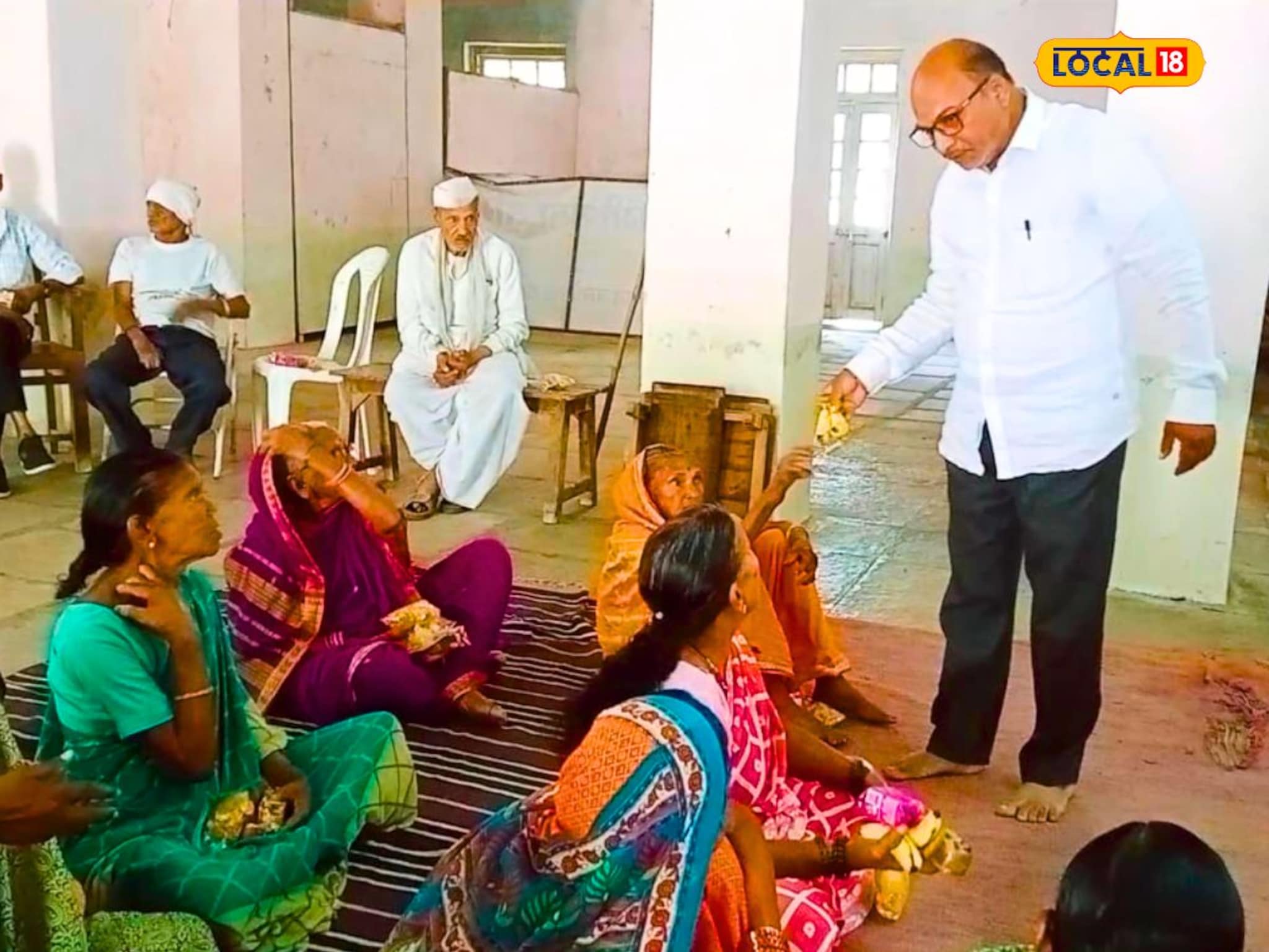 गंभीर आजारामुळे समाजापासून झाले वेगळे, त्यांच्या चेहऱ्यावर दिवाळीला फुलले हास्य