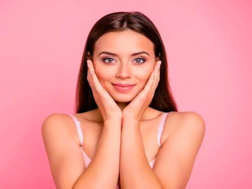 चेहऱ्यावर स्टीम झाल्यानंतर चंदनाचा फेस पॅक लावला तर सुरक्षित राहण्यास मदत होते जर तुम्हालाही चेहऱ्यावर चमक आणायची असेल आणि घरच्या घरी चेहरा क्लीन करायचा असेल तर चांदेकर यांनी सांगितलेल्या घरगुती टिप्स तुम्ही नक्की फॉलो करू शकता.