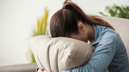 महिलेनं थेट पोलिसांनाच बोलावलं (प्रतिकात्मक फोटो)