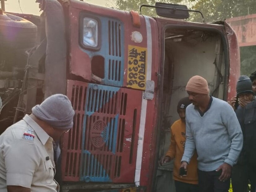संगमनेरमधून भीषण अपघाताची बातमी समोर आली आहे. राहुरीकडून संगमनेरकडे जाणारी बस पलटी झाली. या बसमधून मोठ्या संख्येनं शाळेत आणि महाविद्यालयात जाणारे विद्यार्थी प्रवास करत होते. 