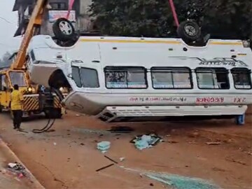 मुंबई-गोवा महामार्गावर भीषण अपघात; प्रवाशांनी भरलेली खासगी बस पलटी मुंबई-गोवा महामार्गावर भीषण अपघात; प्रवाशांनी भरलेली खासगी बस पलटी