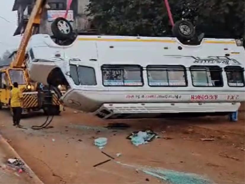 रत्नागिरीमधून भीषण अपघाताची बातमी समोर आली आहे. प्रवाशांनी भरलेली खासगी ट्रॅव्हल्स बस पलटी झाली आहे. बसमध्ये वीस प्रवासी होते. रत्नागिरीमधून भीषण अपघाताची बातमी समोर आली आहे. प्रवाशांनी भरलेली खासगी ट्रॅव्हल्स बस पलटी झाली आहे. बसमध्ये वीस प्रवासी होते.