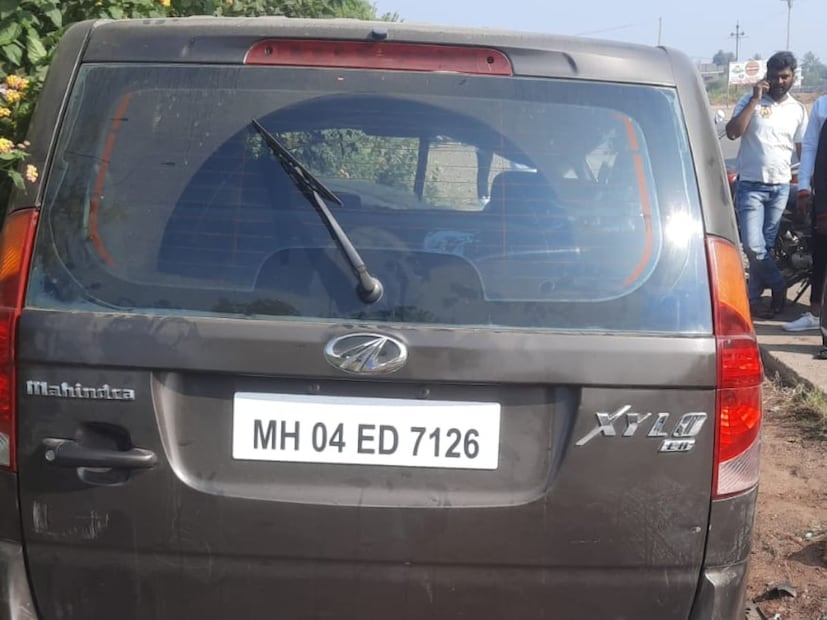 या अपघातमध्ये दोन्ही वाहनांची समोरासमोर धडक झाली. अपघात इतका भीषण होता की, अपघातात तीन जणांचा मृत्यू झाला तर आठ जण गंभीर जखमी झाले आहेत. 