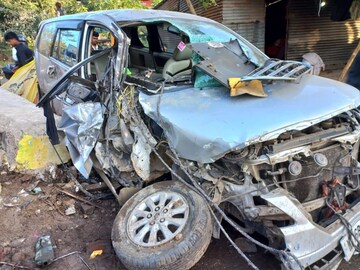 मोठी बातमी! छ. संभाजीनगरात भीषण अपघात; दोन ट्रकच्या धडकेत 6 कारचा चुराडा, photos मोठी बातमी! छ. संभाजीनगरात भीषण अपघात; दोन ट्रकच्या धडकेत 6 कारचा चुराडा, photos