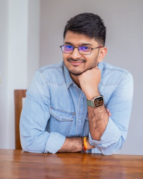 रिपोर्टनुसार, ज्यावेळी पवनने UPSC परीक्षेचा विचार केला तेव्हा त्याच्याकडे प्रिलिम्सची तयारी करण्यासाठी फक्त काही महिने होते. अशा परिस्थितीत काही महिन्यांनी होणाऱ्या यूपीएससी प्रिलिम्ससाठी त्यांनी कोणतीही स्ट्रॅटजी बनवली नाही. त्याऐवजी व्यापक उद्दिष्टे ठरवून त्यानुसार तयारी सुरू केली. ते बेसिक्सवरच अडून राहिले आणि त्याच्याकडे उपलब्ध असलेल्या प्रत्येक सोर्स मटेरियलची पुन्हा पुन्हा उजळणी केली.