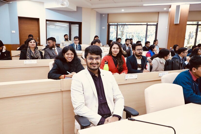 पवन सांगतात की, यूपीएससीच्या तयारीदरम्यान त्यांनाही अनेकदा इमोशनल ब्रेकडाउनचा सामना करावा लागला. पण तो प्रत्येक वेळी फिनिक्ससारखा उदयास आला आणि त्याने सर्व आव्हानांना तोंड दिले. पवन यूपीएससीची तयारी करणाऱ्यांनी मूलभूत गोष्टींवर ठाम राहण्याचा सल्ला देतात. परीक्षा खूप मोठी आहे असे समजून तणाव वाढवू नका. जमेल तेवढा सराव करा.