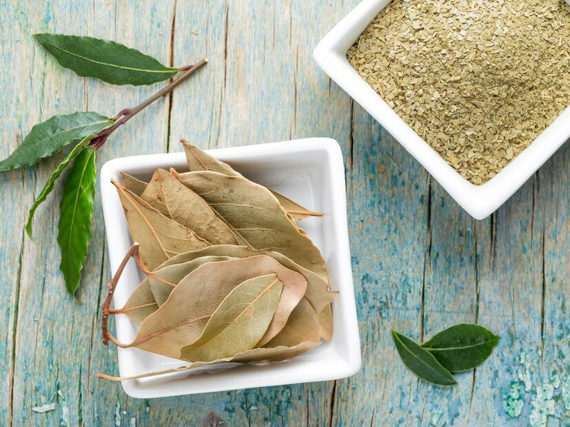 मधुमेह नियंत्रित करा- दररोज तुमच्या आहारात तमालपत्राचा समावेश केल्यास मधुमेहावर सहज नियंत्रण ठेवता येते. मधुमेहाच्या रूग्णांमध्ये ग्लुकोजची लेव्हल आणि कोलेस्टेरॉल लेव्हल नियंत्रित आणि कमी करण्यासाठी हे प्रभावी आहे. हे शक्य आहे कारण तमालपत्रात पॉलीफेनॉल असते, जो एक प्रकारचा शक्तिशाली अँटिऑक्सिडेंट आहे. तसंच, मधुमेहामध्ये काहीही खाण्यापूर्वी किंवा पिण्याआधी डॉक्टरांचा सल्ला जरूर घ्या.