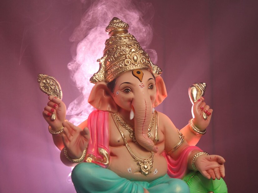 'ॐ श्रीं गं सौम्याय गणपतये वर वरद सर्वजनं में वशमानय स्वाहा।' गणपतीला समर्पित या मंत्रामुळे समाजात आदर आणि प्रतिष्ठा प्राप्त होते. या मंत्राचा 108 वेळा जप करावा. पूजेच्या वेळी या मंत्राचा जप केल्यानं व्यक्तीच्या नोकरीच्या समस्या लगेच दूर होतात. तसेच जीवनात प्रगती होते. (इमेज-कॅनव्हा)