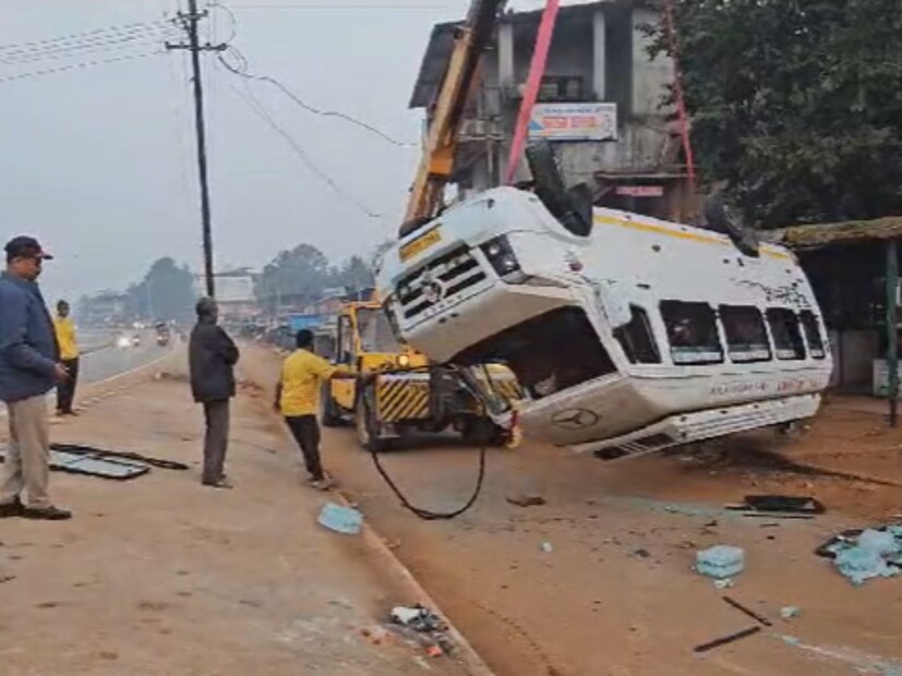 मुंबई- गोवा महामार्गावरील सावर्डे परिसरात हा अपघात झाला आहे. टेंम्पो ट्रॅव्हल्स बस पलटी झाली. या अपघातामध्ये वीस प्रवाशांपैकी सहा प्रवासी जखमी झाले आहेत. 