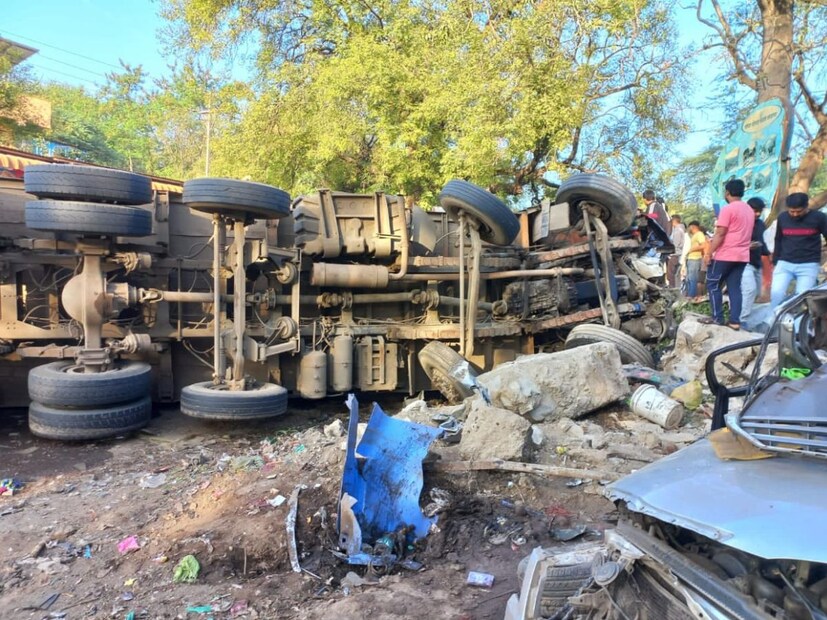 घटनेबाबत अधिक माहिती अशी की, आज पहाटेच्या सुमारास वेरूळ घृष्णेश्वर मंदिर ते खुलताबाद या रोडवर घृष्णेश्वर मंदिराच्या पायथ्याशी दोन ट्रकचा भीषण अपघात झाला. 