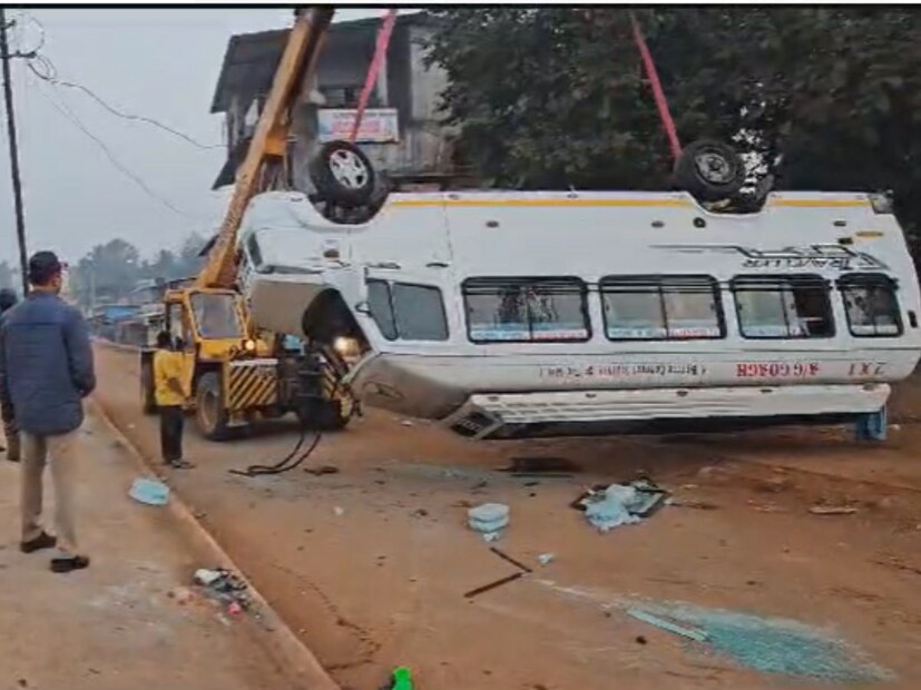 अपघाताची माहिती मिळताच स्थानिकांनी घटनास्थळी धाव घेतली, स्थानिकांच्या मदतीनं अपघातामध्ये जखमी झालेल्या प्रवाशांना उपचारांसाठी डेरवणमधील रुग्णालयात हलवण्यात आलं आहे. 