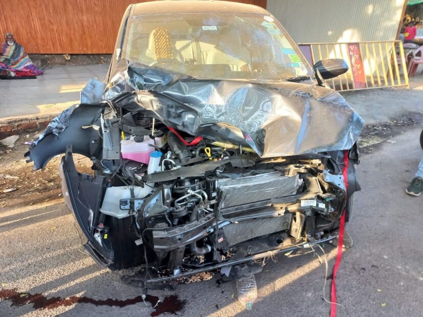 दोन ट्रकची समोरासमोर धडक झाली. अपघातानंतर या दोन ट्रक पहाटेच्या सुमारास दर्शनासाठी आलेल्या भाविकांच्या रस्त्यालगत लावलेल्या गाड्यांवर पलटी झाल्या. या अपघातामध्ये सहा कारचा चुराडा झाला आहे. 