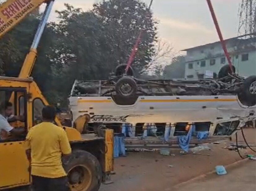 नाताळ सेलिब्रेशनसाठी ही खासगी बस बोरीवलीहून मालवणला जात होती. मात्र ती मुंबई-गोवा महामार्गावर पलटी झाली. या अपघातामध्ये सहा प्रवासी जखमी झाले आहेत. 