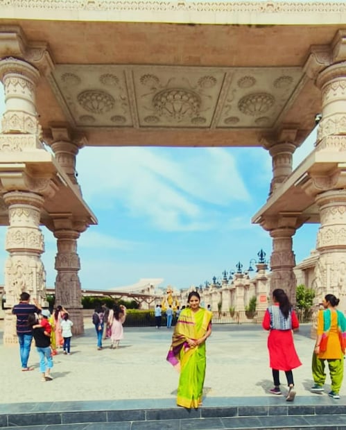 महाकालेश्वराच्या मंदिरात पारंपरिक पद्धतीनं साडी नेसून जुई गेली होती. 