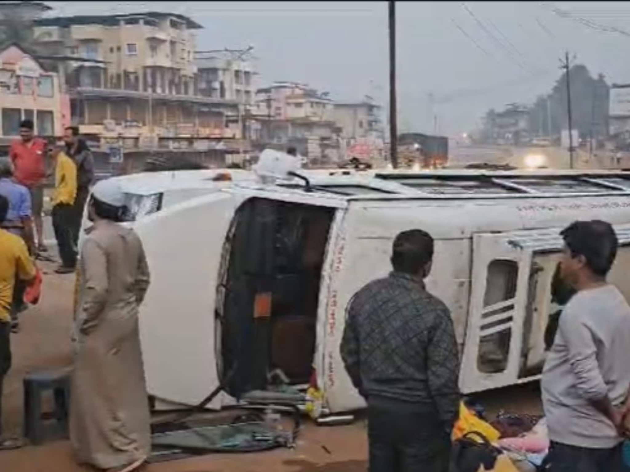 मुंबई-गोवा महामार्गावर भीषण अपघात; प्रवाशांनी भरलेली खासगी बस पलटी