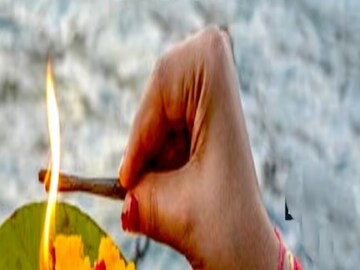 कोणत्या राशीच्या व्यक्तींनी कोणता मंत्रोच्चार करावा, पाहूया. 