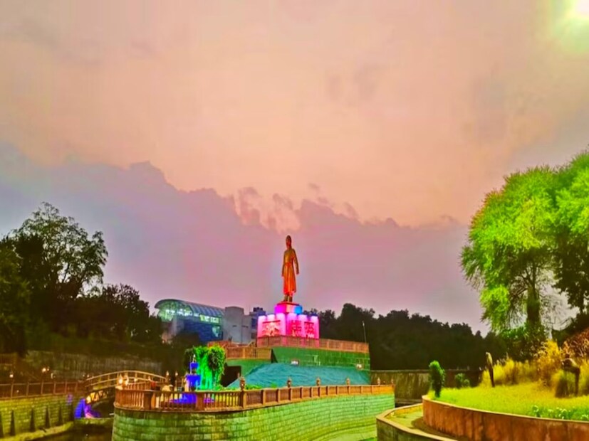 फिरायला जायला अनेकांना आवडतं. जर तुम्ही  फिरायला जाण्याचा प्लॅन करत असाल तर अंबाझरी तलावाला भेट देऊ शकता. याठिकाणी ‘ओव्हर फ्लो पॉईंट’वर 51 फूट उंच विवेकानंद स्मारक उभारण्यात आलेले आहे.