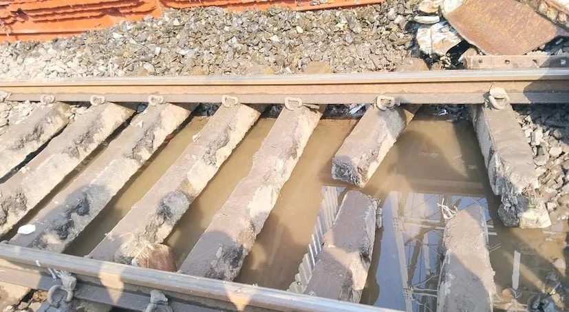दोन्ही प्लॅटफॉर्मवर मोठ्या संख्येनं प्रवासी गाडीची वाट पाहत असताना अचानक पाण्याची टाकी ओव्हरब्रिजच्या छतासह खाली कोसळली. हा भार एवढा होता की, त्यामुळे रूळही तुटले. या घटनेच्या नुसत्या कल्पनेनंच अंगावर काटा येतोय. दुर्घटनेत मृत पावलेल्या व्यक्तींची ओळख अद्याप पटलेली नाहीये.