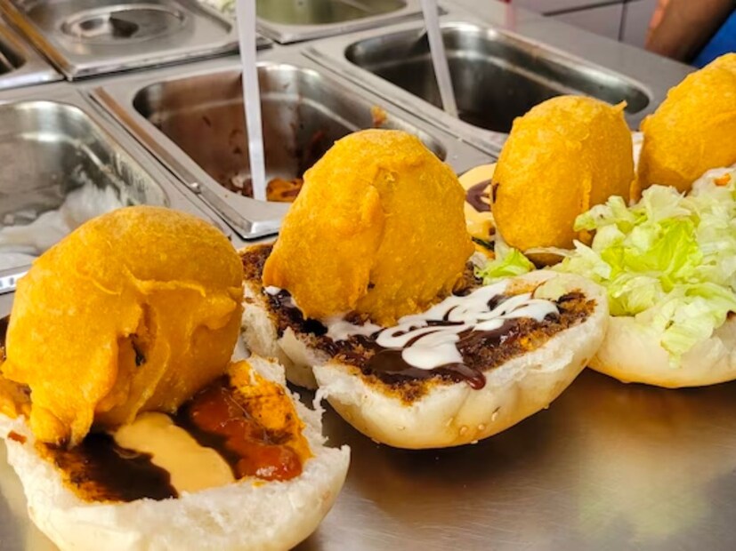  <a href="https://news18marathi.com/mumbai/">मुंबईकरांचे</a> आवडते फास्ट फुड असलेल्या वडापावलाही जुगाड करत नवं रुप देण्यात आलं आहे. वडापावच्या या जुगाडी अड्डामध्ये 30-35 प्रकारचे वडापाव मिळतात.