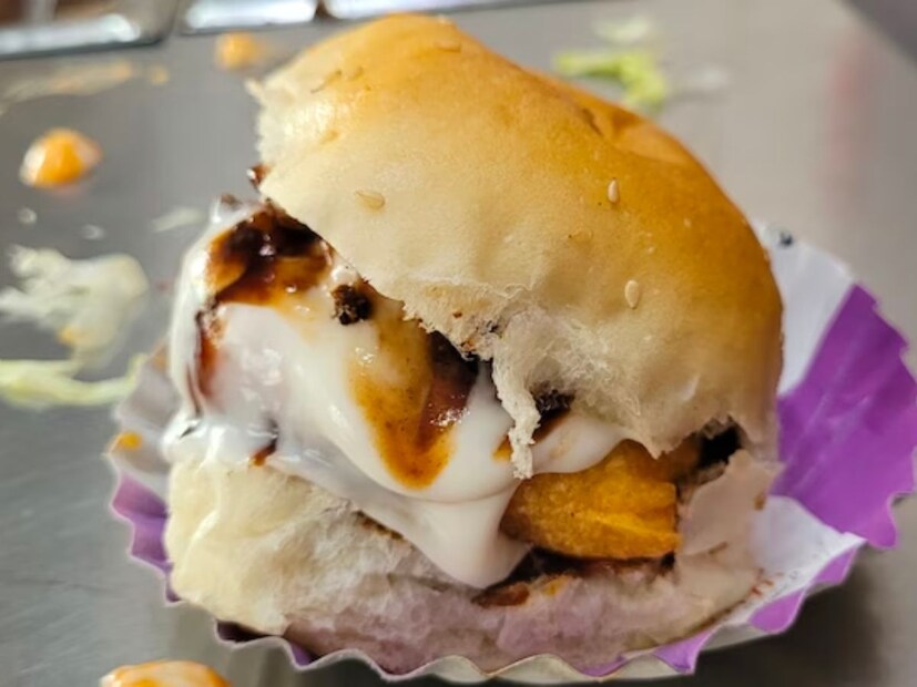 इंडि-इटालियन : नावाप्रमाणेच भारतीय आणि इटालीयन रेसीपी वापरुन हा वडापाव मिळतो. या वडापावमध्ये भारतीय आणि इटालियन चटणी मिक्स करण्यात येते.