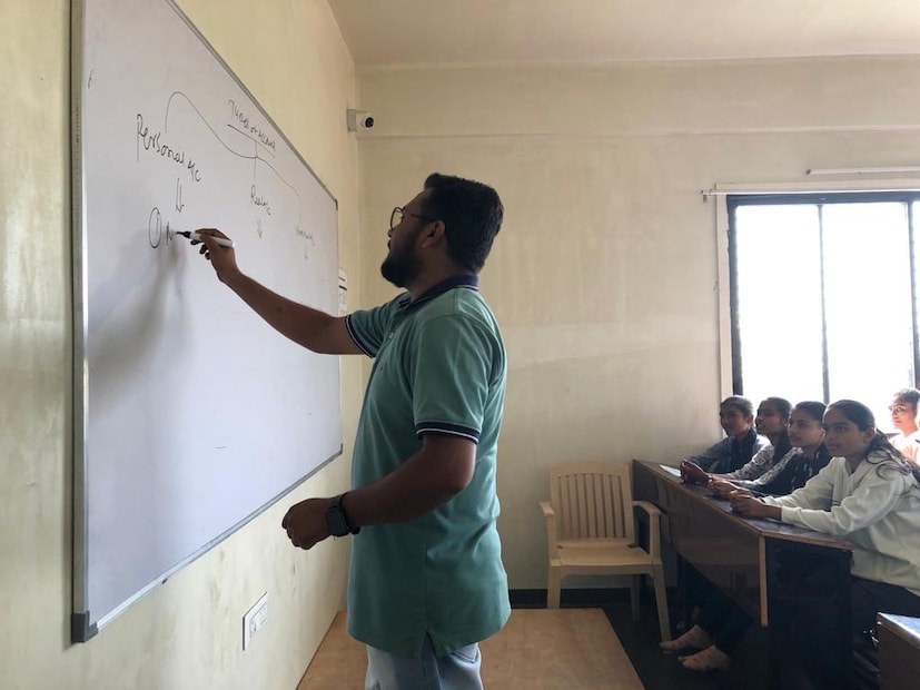 या संस्थेचा तिसरा उपक्रम मोफत कोचिंग देण्याचा आहे. सातवी ते दहावीच्या गरजू विद्यार्थ्यांना इथे मोफत कोचिंग दिले जाते. तसेच अकरावी बारावी कॉमर्सच्या विद्यार्थ्यांना देखील मोफत ट्युशनची सुविधा उपलब्ध करून देण्यात आली आहे. तर चौथ्या उपक्रमा अंतर्गत विद्यार्थ्यांची शब्दसाठा वाढवा यासाठी 2 हजार मराठी इंग्लिश शब्दांची डिक्शनरी तयार करण्यात आली आहे.