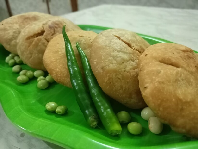 आता छोटा गोळा लाटून घेऊन त्यात कचोरीचा मसाल्याचा गोळा ठेवून चांगलं बंद करून हलक्या हाताने लाटून घेऊया किंवा हाताने दाबून घेऊ शकता. आता कढईत तेल गरम करून कोमट तेलातच आपल्याला कचोरी टाकून कमी आचेवर तळून घ्यायचे आहेत. कचोरी लालसर रंग येईपर्यंत तळून घ्यायच्या आहेत. आता तुरीच्या दाण्यांची चविष्ट कचोरी खाण्यासाठी तयार आहे, असं अंकिता काकडे यांनी सांगितलं.