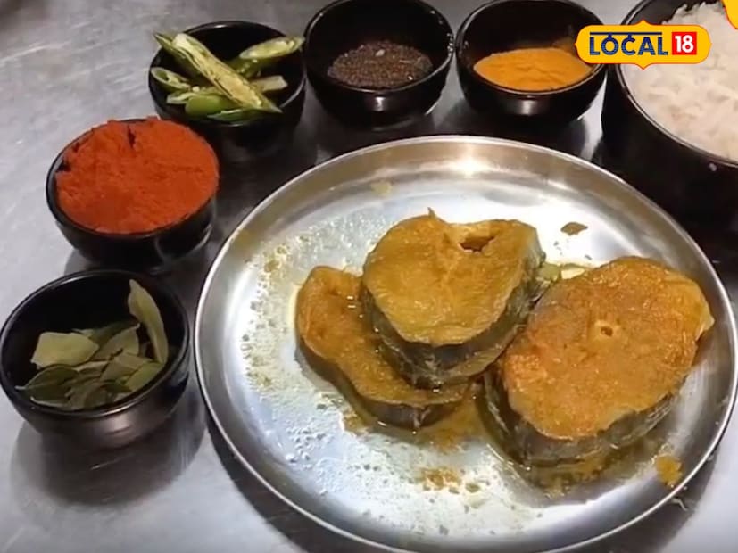  मीन मोईली बनवण्यासाठी सुरमई किंवा पापलेट माशाचे काप हे सुरुवातीला आले, लसूण, हळद, मीठ लावून अर्धा तास मॅरीनेट करुन ठेवावेत. तर पाककृतीसाठी कडीपत्ता, मोहरी, हळद, 2 उभ्या चिरलेल्या हिरव्या मिरच्या, एक वाटी बारीक चिरलेला कांदा आणि एक मोठी वाटी नारळाचे दूध लागते. याव्यतरिक्त नारळाचे तेल हा पदार्थ बनवताना वापरावे.