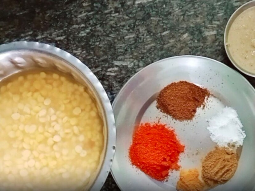 विदर्भ कोष्टी डाळ-कांदा रेसिपी ही घरगुती साहित्यातूनच तयार करता येते. त्यासाठी प्रामुख्याने 1/3 वाटी भिजवलेली चना डाळ, अंदाजे अर्धा किलो कांदे, आलं लसूण पेस्ट घ्यावी लागेल. तसेच चवीनुसार मीठ, हळद, तिखट, थोडा गरम मसाला, धने पावडर, जीरे पावडर, तमालपत्र, तेल 1 वाटी, धने आणि खोबरे पेस्ट, कोथिंबीर आदी पदार्थही आवश्यक आहेत.