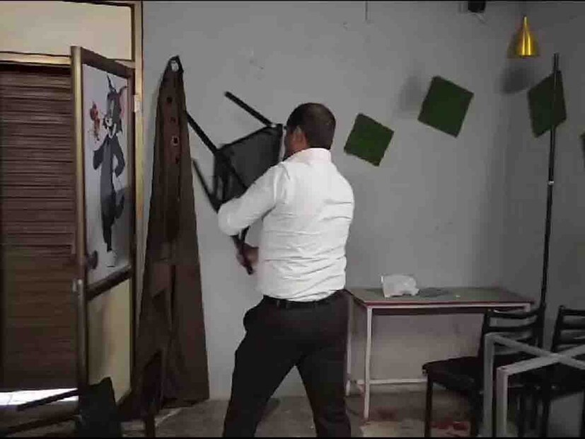 गेल्या काही दिवसांपासून चाळीसगाव शहरात खाजगी कॅफेमध्ये अश्लील चाळे चालत असल्याच्या चर्चा सुरू होत्या.