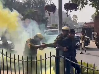 हे दोघं व्हिसिटर्स पास घेऊन लोकसभागृहात दाखल झाले होते.