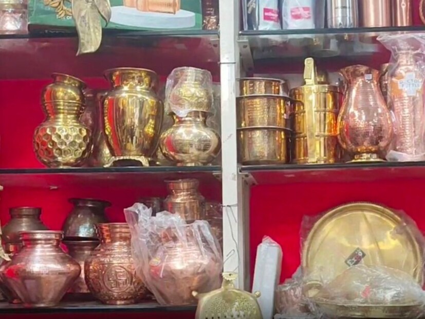 4. पितळी भांडी - पितळेची भांडी सूर्याचे प्रतिनिधित्व करतात, त्यामुळे या भांड्यांना कधीही पाय लावू नये. तसं केल्यानं कुंडलीत सूर्य-चंद्र कमजोर होऊ शकतो.