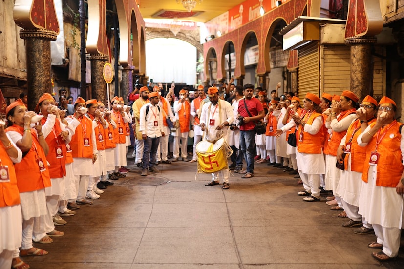 याबाबतचा पत्र श्रीराम जन्मभूमी तीर्थ क्षेत्राचे महामंत्री चम्पत राय यांनी पथकाचे अध्यक्ष नितीन महाजन यांना दिलं आहे. केशव शंखनाद पथकाचे 111 वादक हे येथे जाऊन शंखनाद करणार आहेत.