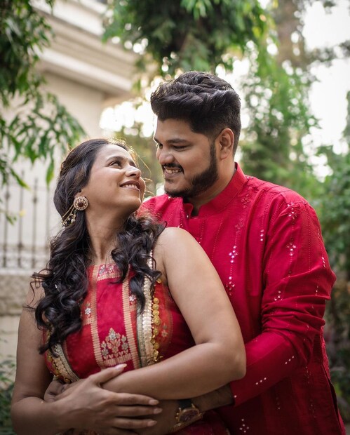 आता स्वानंदी लवकरच लग्नबंधनात अडकणार असून तिच्या मेहंदीचे फोटो समोर आले आहेत. 'आनंदी' मेहंदी असं म्हणत तिने हे फोटो शेअर केले आहेत. 