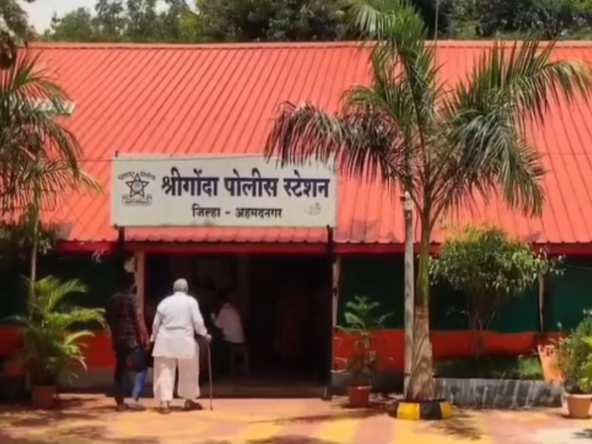 Crime News : चाकूचा धाक दाखवून तरुणांचा वस्तीगृहातील 2 अल्पवयीन मुलींवर अत्याचार