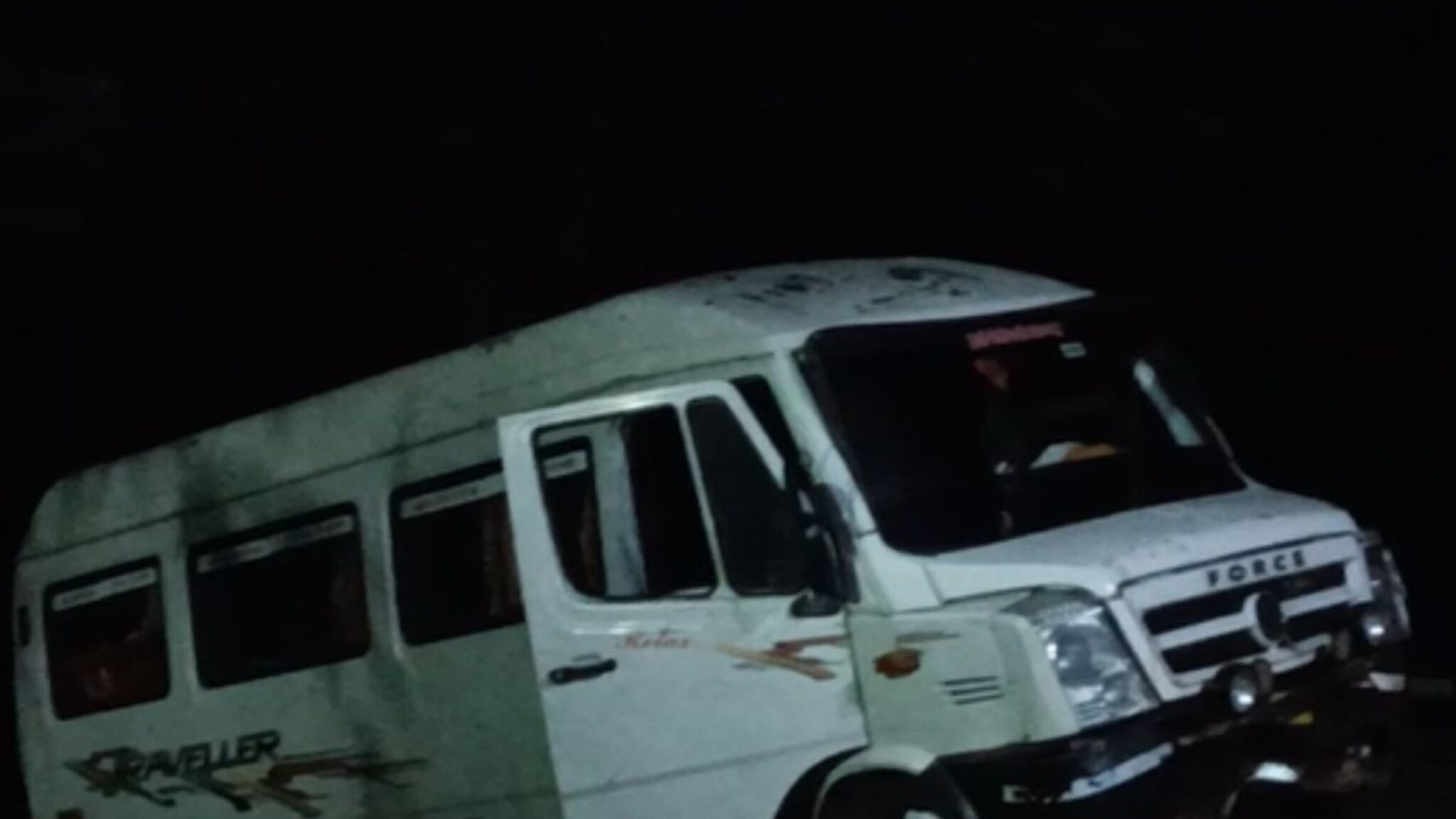 मोठी बातमी! मुंबई - गोवा महामार्गावर खासगी ट्रॅव्हल्सचा भीषण अपघात, 8 प्रवासी जखमी