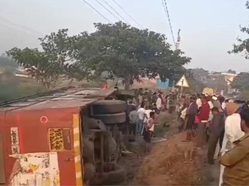  जखमी प्रवाशांना स्थानिकांच्या मदतीनं तातडीनं उपचारासाठी संगमनेर येथील रुग्णालयात दाखल करण्यात आलं आहे. घटनेची माहिती मिळताच पोलीस घटनास्थळी पोहोचले. 