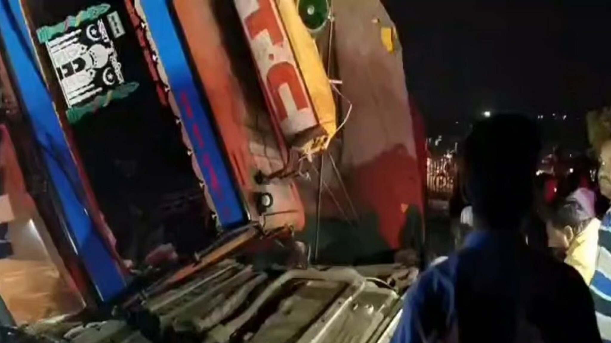 पुणे-नाशिक महामार्गावर भयंकर अपघात, कारवर कोसळला आयशर टेम्पो; चौघांचा मृत्यू