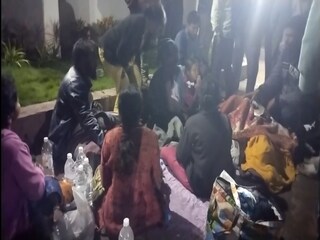 400-500 जणांच्या जमावाचा दोन कुटुंबांवर हल्ला, अहमदनगर हादरलं