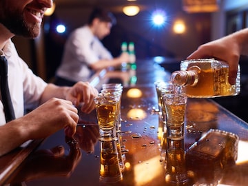 कोणत्या वयात किती दारू प्यायची; तुमच्या वयानुसार समजून घ्या तुमची ड्रिंकची लिमिट