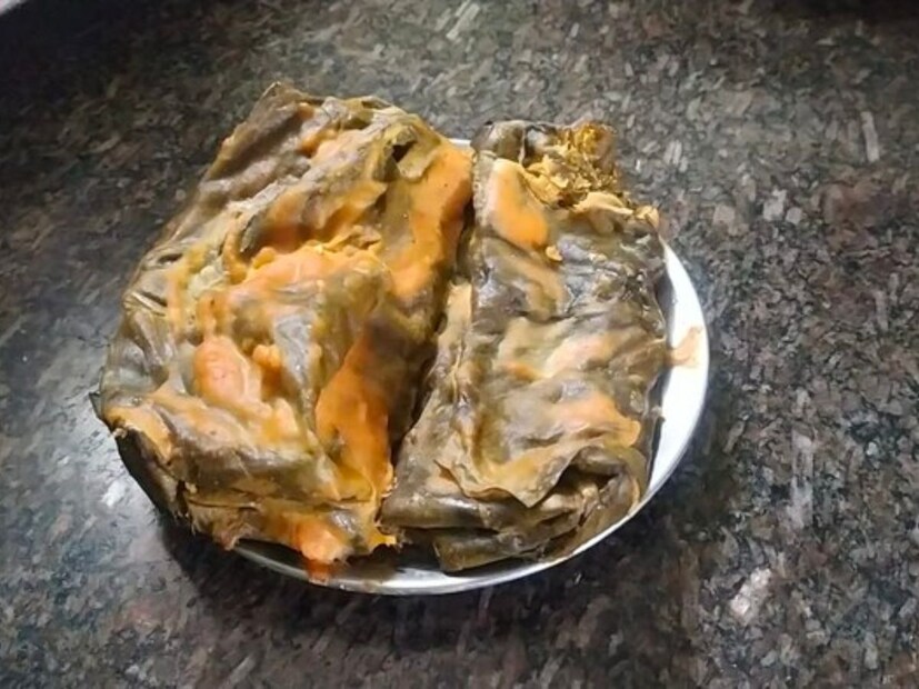 आता ते कुकर मध्ये 10 मिनिटं वाफवून घ्या. थंड झाल्यावर त्याच्या वड्या कापून घ्या आणि गरम तेलात कुरकुरीत होतपर्यंत तळून घ्या. गरमागरम वड्या खायला अतिशय स्वादिष्ट लागतात.