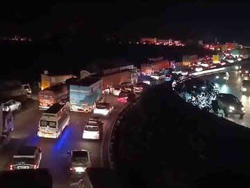 PHOTO : मुंबई पुणे महामार्गावर शेकडो वाहने अचानक पडतायेत बंद; 10 किमीच्या रांगा