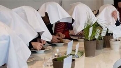 तोंड लपवूनच खातात ही डिश