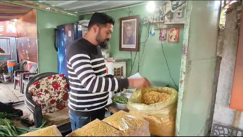 अंजनाबाई यांचे पती एका कपड्याच्या दुकानात कामाला होते. 1936 साली अंजनाबाई भुजाडे यांनी संसार चालवताना पतीला हातभार मिळावा म्हणून याच जागी चिवड्याचा व्यवसाय सुरू केला. आता त्यांचे पणतू अजय भुजाडे हे व्यवसाय सांभाळत आहेत. मात्र तेव्हापासून त्याच जागी तीच चिवड्याची चव यवतमाळकर आवर्जून चाखून जाताहेत.