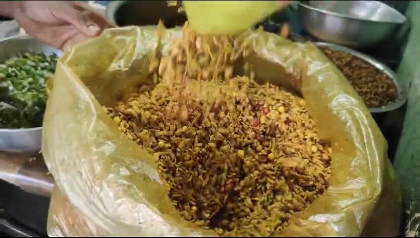 भाजलेले पोहे, मटकी, कांदा, विशेष मसाले आणि लिंबू यांचे मिश्रण घालून स्वादिष्ट चमचमीत चिवडा तयार केला जातो. या चिवड्याची चव यवतमाळकर विदेशात राहणाऱ्या आपल्या नातेवाईकांकडेही पाठवत असतात. त्यामुळे उच्चशिक्षित असूनही नोकरीचा मार्ग सोडून आजीचा व्यवसाय पुढे नेण्याचा भुजाडे यांचा प्रयत्न प्रेरणादायी ठरतोय.