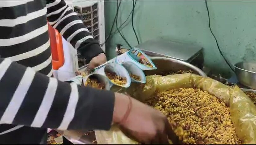 ज्याकाळात महिला व्यवसायासाठी पुढे येत नव्हत्या त्या काळात स्व. अंजनाबाईंनी चिवड्याचा यशस्वी व्यवसाय केला. त्यावेळी अवघे 1 आणे किंमत होती. आणि आता 20 रुपये प्लेट या बुढिच्या चिवड्याची किंमत आहे. 