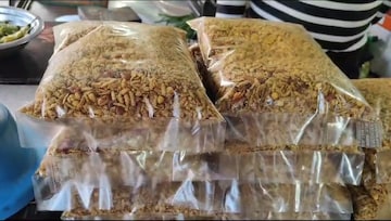 फक्त 20 रुपयात मिळते प्लेट; 86 वर्षांपासून प्रसिद्ध बुढीचा चिवडा कधी खाल्लाय का? फक्त 20 रुपयात मिळते प्लेट; 86 वर्षांपासून प्रसिद्ध बुढीचा चिवडा कधी खाल्लाय का?