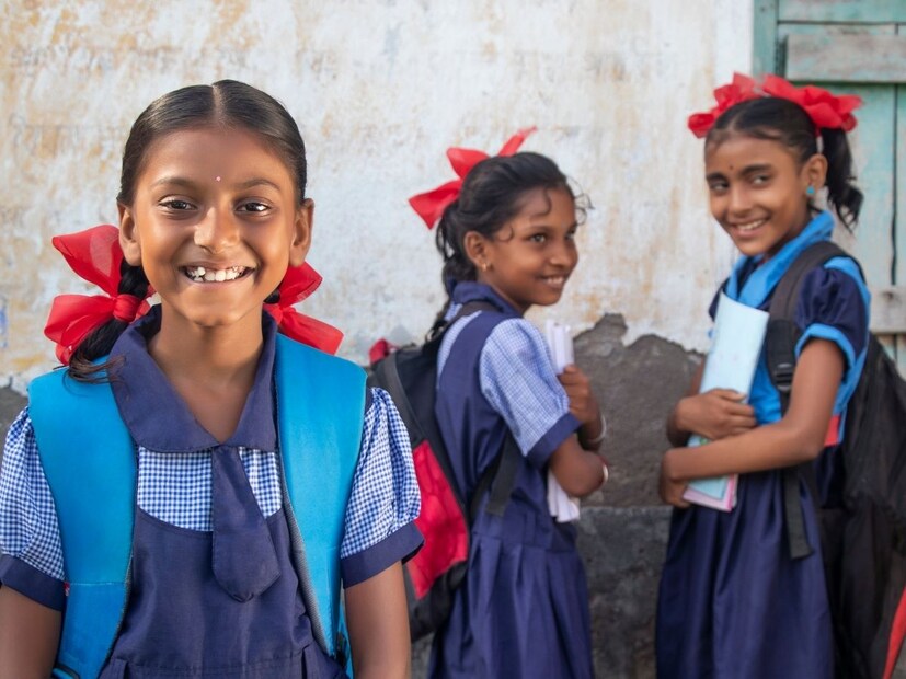 नेतृत्व गुण - मूलांक 3 च्या मुलींमध्ये अप्रतिम नेतृत्व क्षमता असते. त्या खूप मेहनती, हुशार आणि दयाळू असतात. त्यांच्या या गुणांमुळे त्यांना लवकर यश मिळतं. या मुली ठरवलेलं काम पूर्ण करतातच. एकदा एखादं काम करायचं ठरवलं की, त्या ते यशस्वीरित्या पूर्ण केल्याशिवाय शांत बसत नाही. त्यांच्या मेहनतीमुळे, कष्टांमुळे त्यांना त्यांच्या जीवनातील सर्व सुख-सुविधा आणि यश मिळतं.