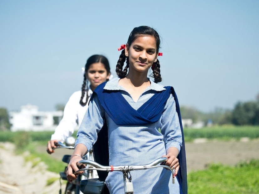मूलांक 3 असलेल्या मुलींच्या भविष्याबद्दल येथे जाणून घेऊयात. ज्या मुलींचा जन्म कोणत्याही महिन्याच्या 3,12, 21 किंवा 30 तारखेला झाला असेल, त्यांचा मूलांक 3 असतो. 3 मूलांक असलेल्या मुली खूप नशीबवान असतात आणि त्या ज्या क्षेत्रात जातात तिथं त्या चांगल्या पदावर काम करतात, असा अंकशास्त्राचा अंदाज आहे.