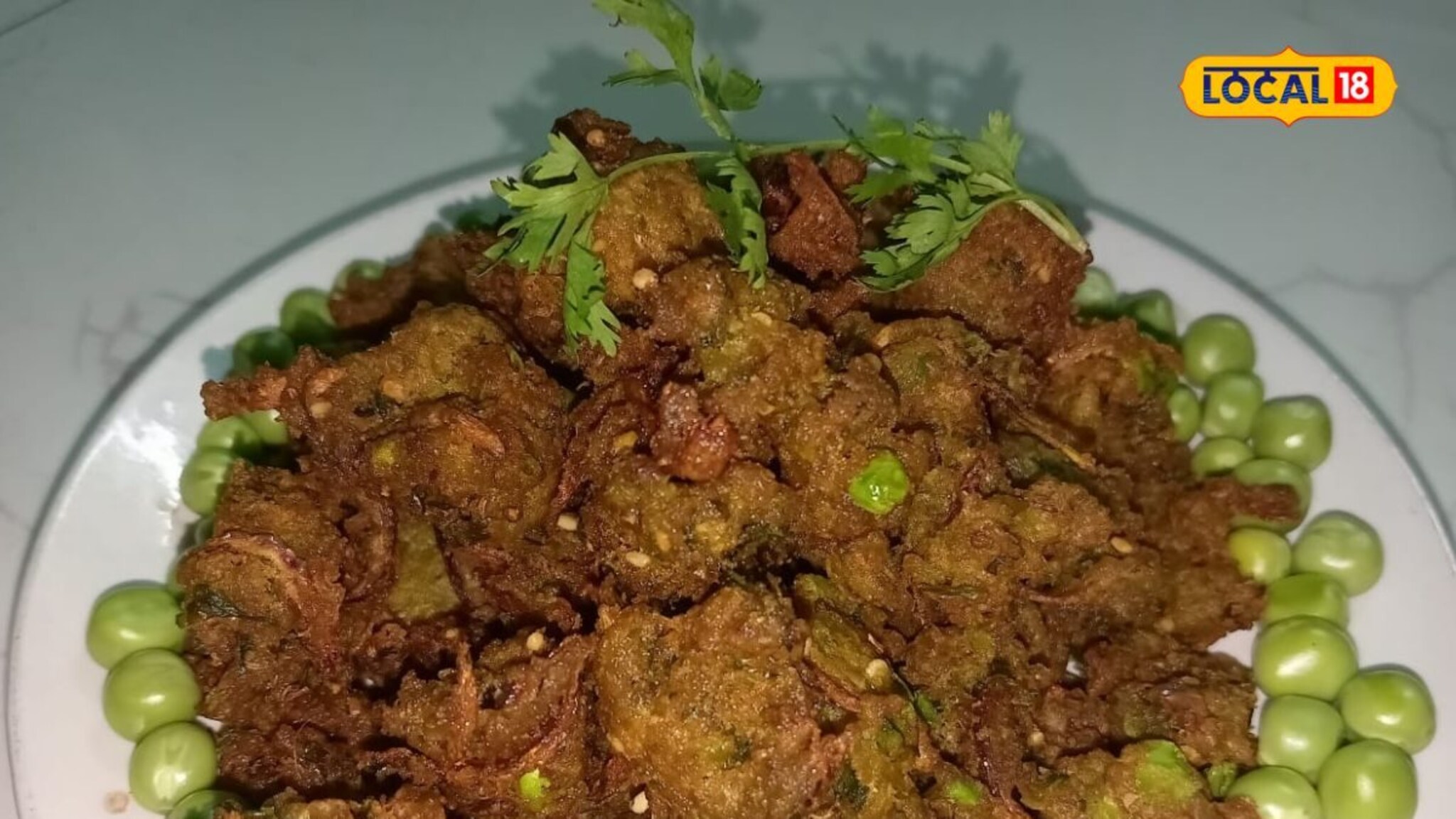 ओल्या मटारच्या दाण्यांपासून घरीच बनवा अशी गरमागरम भजी;  एकदम आवडीने खाल PHOTOS